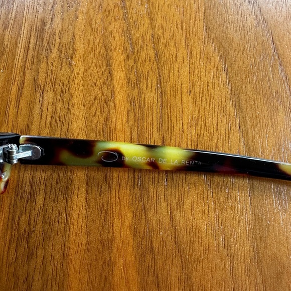 Oscar de la Renta Tortoise Shell Sunglasses - Picture 2 of 3